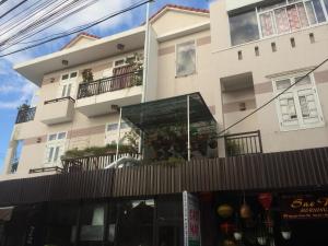 un bâtiment avec une boîte en verre au-dessus d'un bâtiment dans l'établissement Sao Mai, à Hội An