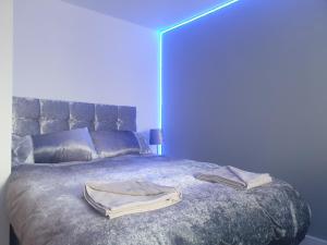 Shandon Apt premium Liverpool City Centre tesisinde bir odada yatak veya yataklar