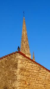 フォントネー・ル・コントにあるLogis de la Harpeの教会の尖塔