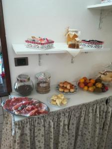 un tavolo con molti piatti di cibo sopra di Guest House Li Minnanni a Olbia