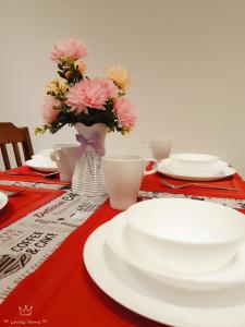 A restaurant or other place to eat at LovelyHome@Geo Linked BRT/Sunway/Medical 中文房东