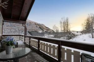 a balcony with a table and a view of a mountain at Cabin in Hodlekve with 5 bedrooms & hot tub. in Sogndal