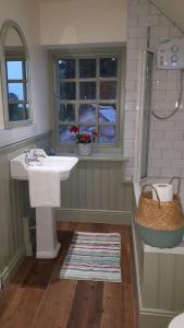 Kylpyhuone majoituspaikassa Herds House Belcoo