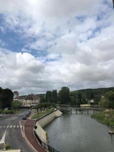 widok na rzekę z mostem i drogą w obiekcie LE CABOUILLET w mieście LʼIsle-Adam