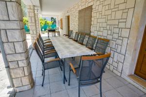 einen Tisch und Stühle auf einer Terrasse in der Unterkunft Villa Ivanka in Korčula