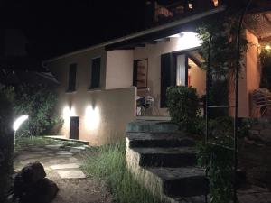 Grosseto-Prugnaにあるmini-villaの夜の家
