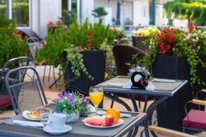 einen Tisch mit Speisen und Orangensaft auf einer Terrasse in der Unterkunft Villa Mila in Tučepi