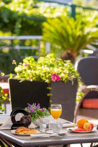 una mesa con una bandeja de comida y un vaso de zumo de naranja en Villa Mila, en Tučepi