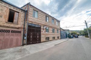 uma rua vazia ao lado de um edifício de tijolos em Nukri Guest House em Gori