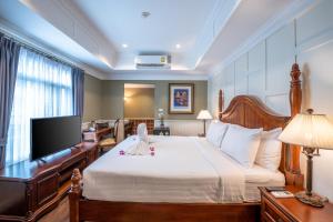 1 dormitorio con 1 cama grande y TV de pantalla plana en The Orchid House 153, en Bangkok