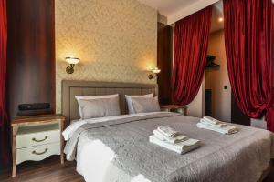 A bed or beds in a room at Palace of Culture 2-Bedroom Retreat on Skobelev blvd