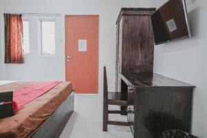 A bed or beds in a room at RedDoorz near Gatot Subroto Lampung 2