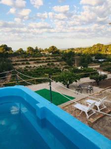 Piscina de la sau aproape de La Muntanya alojamiento rural turistico vacacional