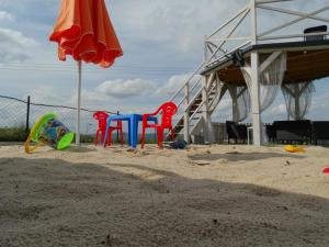Krajno Pierwszeにあるu Skibyの砂の中に椅子とパラソルを用意した遊び場