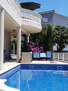 ein Pool vor einem Haus in der Unterkunft Villa Lizzi in Trogir