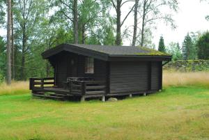 una piccola cabina in mezzo a un campo di Lidens Stugby a Vaggeryd