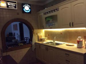 レッチェにあるTaverna Grikaのキッチン(シンク、窓、時計付)