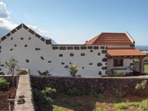 una casa con una pared de piedra delante de ella en Casa rural Antonio García, en La Frontera