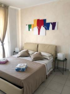 1 cama con 2 toallas en un dormitorio en Le Miromí, en Civitanova Marche