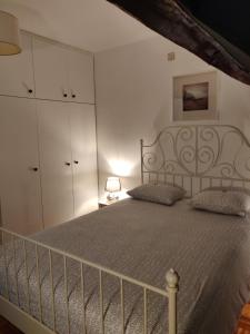 1 dormitorio con 1 cama grande y vestidor en L'Escape Grill en Silenrieux
