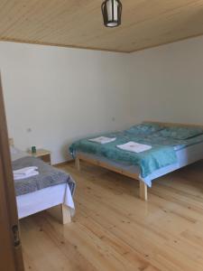 Un pat sau paturi într-o cameră la GUEST HOUSE ,, MEMORY''