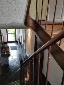 una vista aérea de una escalera en una casa en L'Escape Grill en Silenrieux