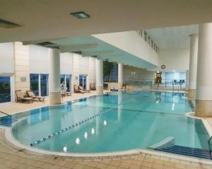 una grande piscina in un grande edificio di Lagoon Water Front Garden Patio a Herzliya B