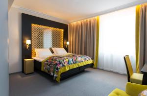 
a bedroom with a large bed and a large window at Thon Hotel Rosenkrantz Oslo in Oslo
