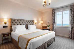 Llit o llits en una habitació de Eurostars Hotel Real