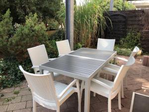 mesa con sillas blancas, mesa, mesa y silla en Monteur Suite Rodenbach en Rodenbach
