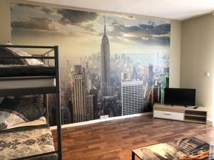 a bedroom with a large mural of a city at Monteur Suite Rodenbach in Rodenbach