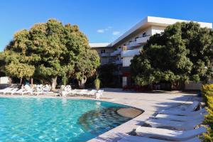 バレイラスにあるSolar das Mangueirasのラウンジチェア付きのスイミングプール、