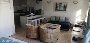 O zonă de relaxare la Private Kaliva 605, Club Mykonos Resort