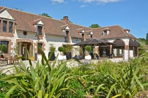 una casa con un jardín delante de ella en Domaine Du Roncemay - Hôtel, Restaurants, Spa & Golf en Aillant-sur-Tholon