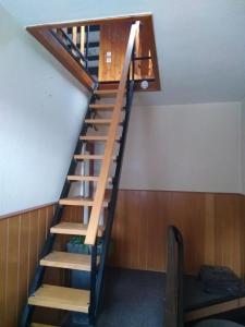 a wooden staircase in a room with a ceiling at Gemütliche Wohnung Nähe Centro in Oberhausen