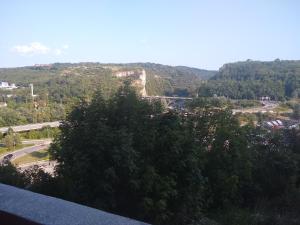 uma vista para uma montanha com uma estrada e árvores em Апартамент "Скален венец" em Veliko Tarnovo