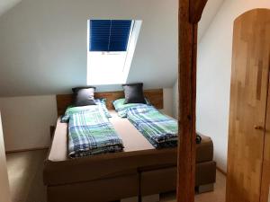 uma cama num quarto com duas almofadas em Historic Apartments em Bremen-Vegesack