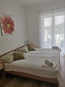 1 dormitorio con 1 cama grande y toallas. en Guest House Surina App Surina's Green Holiday en Rupa