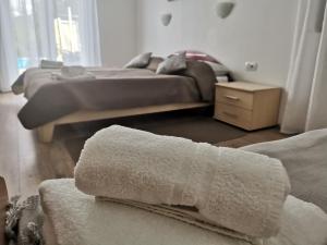 um quarto com uma cama e uma mesa com toalhas em Guest House Surina App Surina's Green Holiday em Rupa