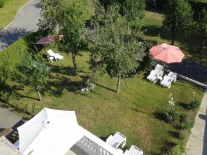 Pogled na vrt u objektu Guest House Surina App Surina's Green Holiday ili u blizini