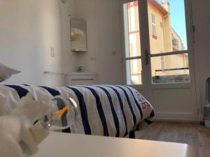 Llit o llits en una habitació de APPARTEMENT GRAND CONFORT PORQUEROLLES