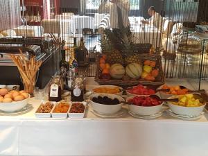 un buffet de fruits et légumes dans des bols sur une table dans l'établissement Hotel Piccolo Portofino, à Portofino