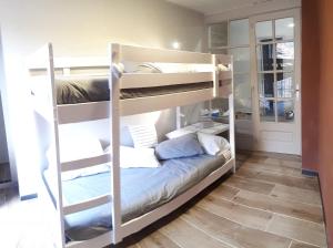 Habitación con 2 literas en una habitación en Cal Dalmau Apartaments Átic en Pardines