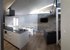 cocina con encimera y mesa en una habitación en Cal Dalmau Apartaments Átic en Pardines