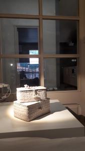 dos cestas sentadas en una mesa frente a una ventana en Cal Dalmau Apartaments Átic en Pardines