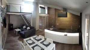 salon z kanapą i stołem w obiekcie Cal Dalmau Apartaments Átic w mieście Pardines