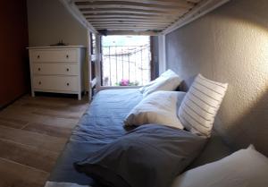 Łóżko lub łóżka w pokoju w obiekcie Cal Dalmau Apartaments Átic