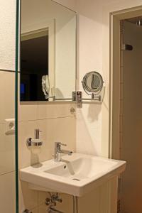a bathroom with a sink and a mirror at Ferienwohnung im Weinbergweg in Ravensburg