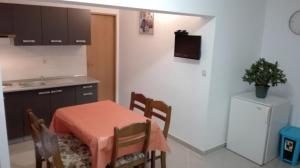 Kuchyňa alebo kuchynka v ubytovaní Apartmani Dvosoban