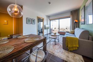 ein Wohnzimmer mit einem Tisch und einem Sofa in der Unterkunft maresoul - Ferienapartment soul in Raposeira